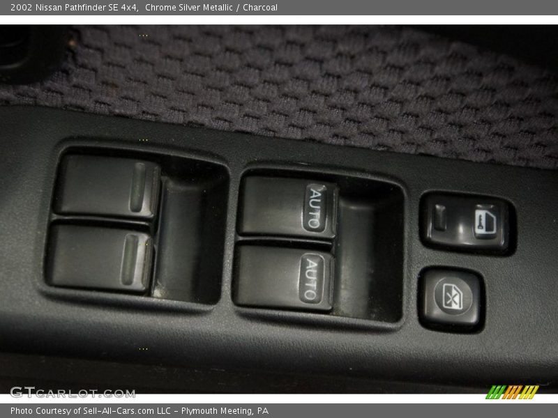 Chrome Silver Metallic / Charcoal 2002 Nissan Pathfinder SE 4x4