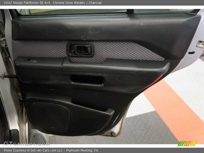 Chrome Silver Metallic / Charcoal 2002 Nissan Pathfinder SE 4x4