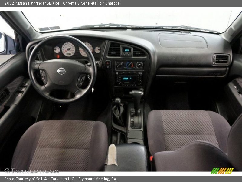 Chrome Silver Metallic / Charcoal 2002 Nissan Pathfinder SE 4x4