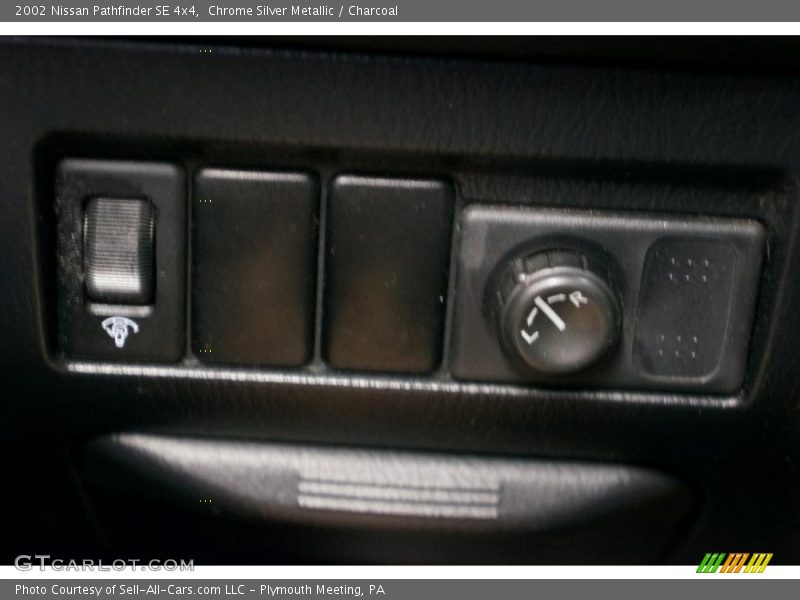 Chrome Silver Metallic / Charcoal 2002 Nissan Pathfinder SE 4x4