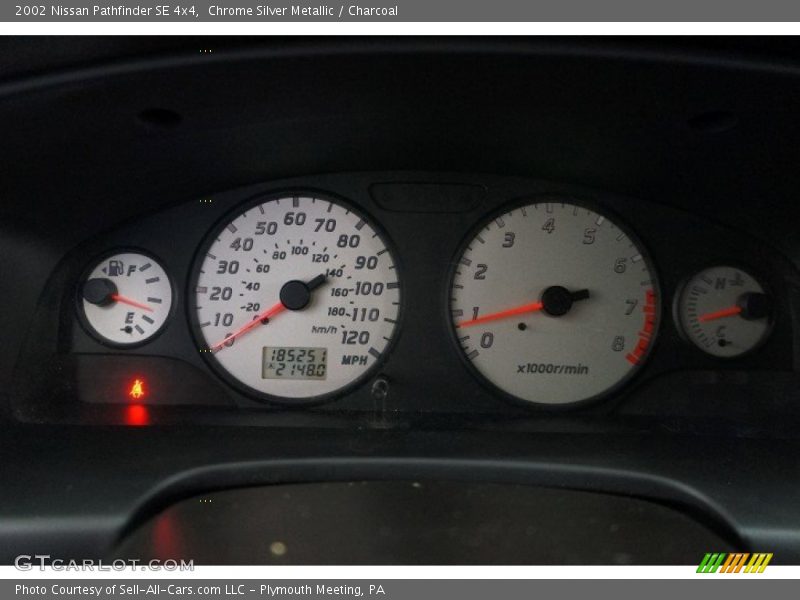 Chrome Silver Metallic / Charcoal 2002 Nissan Pathfinder SE 4x4