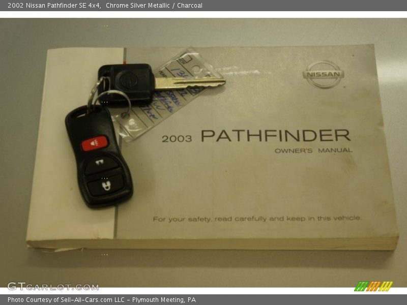 Chrome Silver Metallic / Charcoal 2002 Nissan Pathfinder SE 4x4