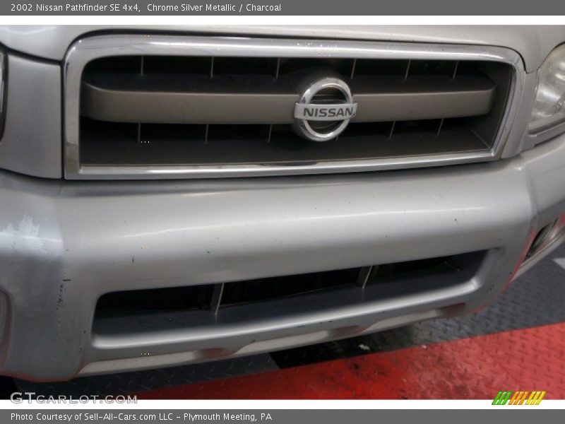 Chrome Silver Metallic / Charcoal 2002 Nissan Pathfinder SE 4x4
