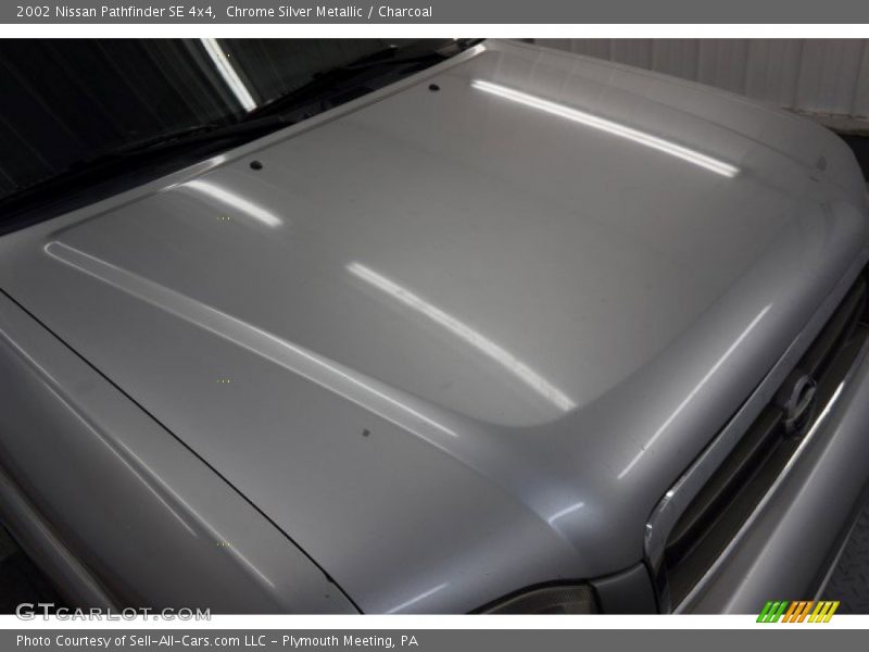 Chrome Silver Metallic / Charcoal 2002 Nissan Pathfinder SE 4x4