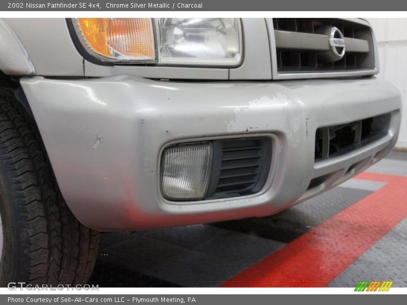 Chrome Silver Metallic / Charcoal 2002 Nissan Pathfinder SE 4x4