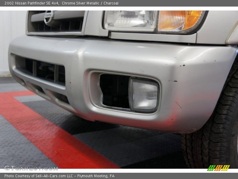 Chrome Silver Metallic / Charcoal 2002 Nissan Pathfinder SE 4x4