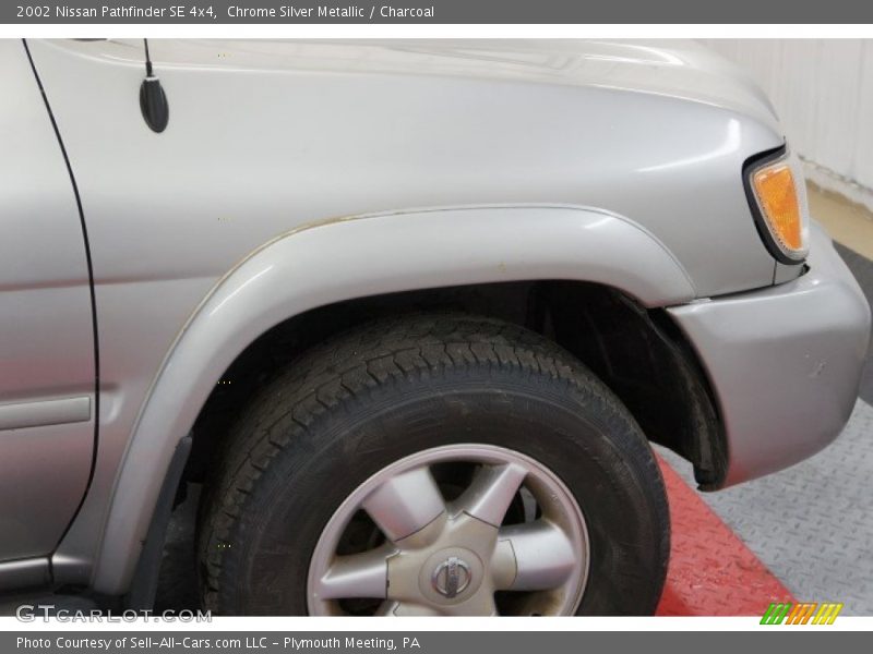 Chrome Silver Metallic / Charcoal 2002 Nissan Pathfinder SE 4x4