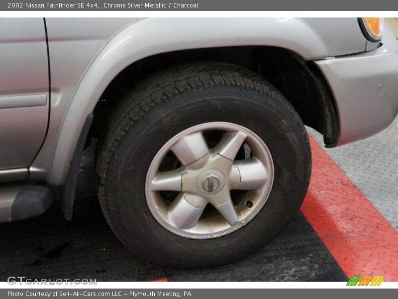 Chrome Silver Metallic / Charcoal 2002 Nissan Pathfinder SE 4x4
