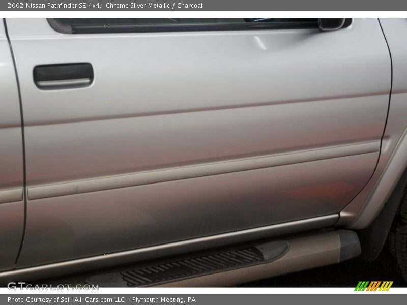 Chrome Silver Metallic / Charcoal 2002 Nissan Pathfinder SE 4x4