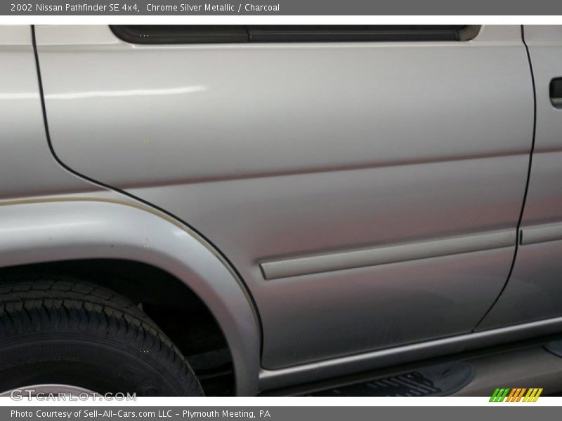 Chrome Silver Metallic / Charcoal 2002 Nissan Pathfinder SE 4x4