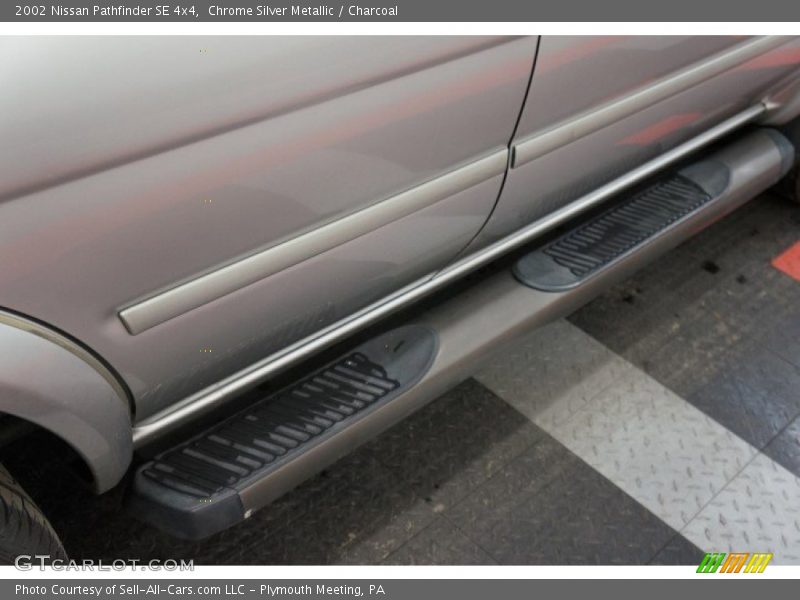Chrome Silver Metallic / Charcoal 2002 Nissan Pathfinder SE 4x4