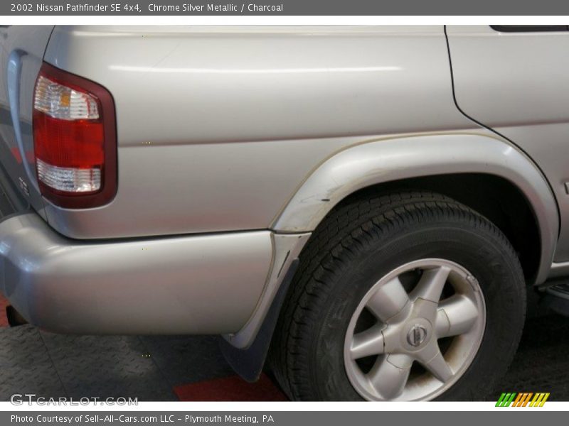 Chrome Silver Metallic / Charcoal 2002 Nissan Pathfinder SE 4x4