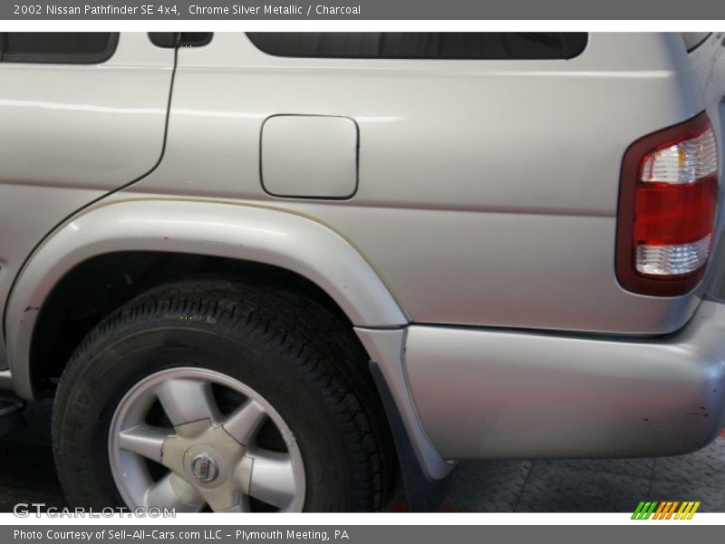 Chrome Silver Metallic / Charcoal 2002 Nissan Pathfinder SE 4x4