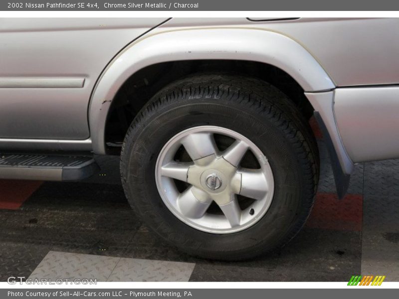 Chrome Silver Metallic / Charcoal 2002 Nissan Pathfinder SE 4x4