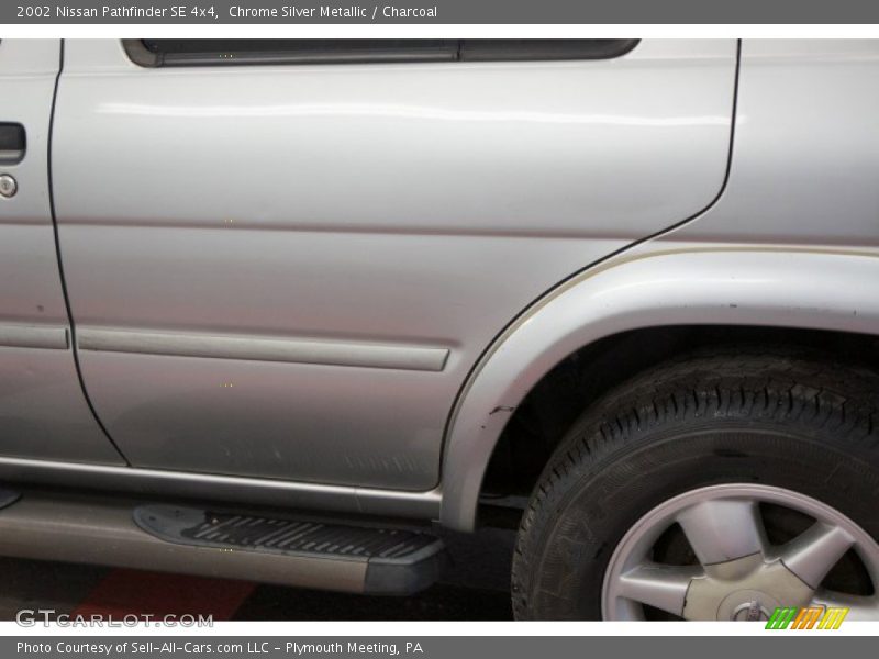 Chrome Silver Metallic / Charcoal 2002 Nissan Pathfinder SE 4x4