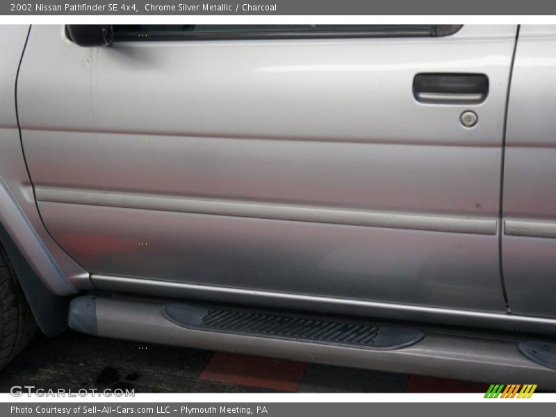 Chrome Silver Metallic / Charcoal 2002 Nissan Pathfinder SE 4x4