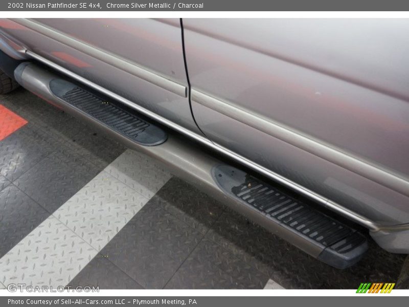 Chrome Silver Metallic / Charcoal 2002 Nissan Pathfinder SE 4x4