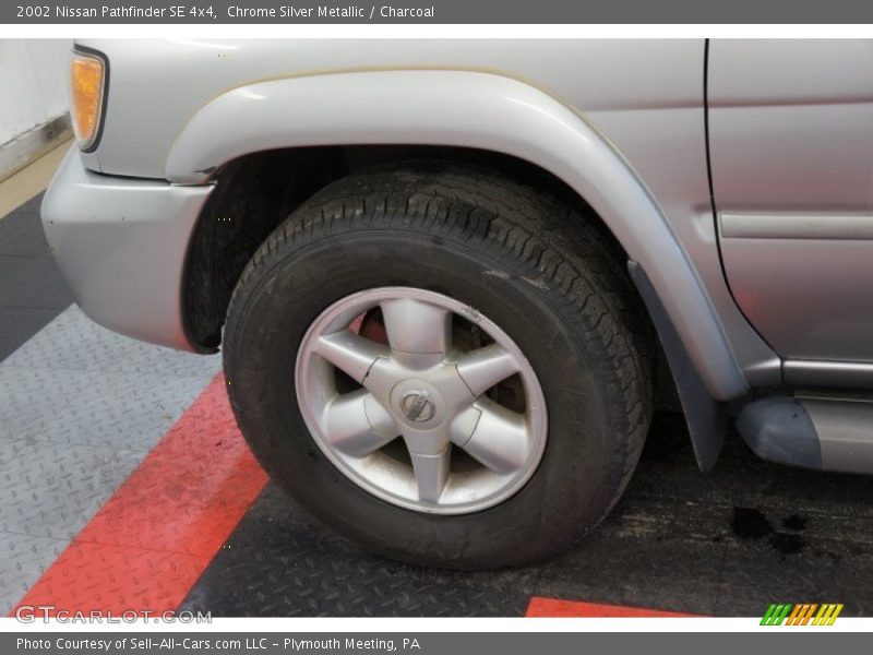 Chrome Silver Metallic / Charcoal 2002 Nissan Pathfinder SE 4x4