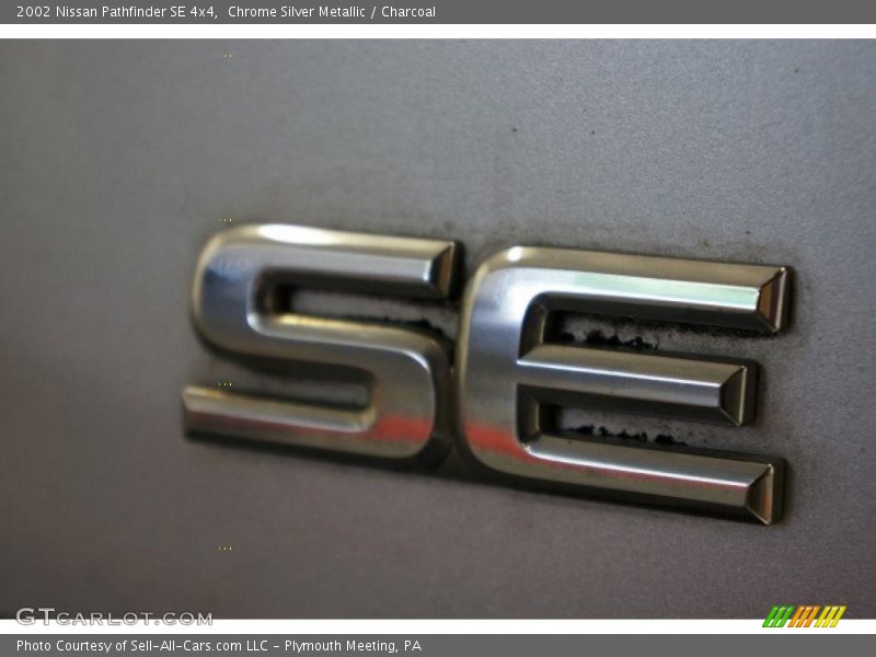 Chrome Silver Metallic / Charcoal 2002 Nissan Pathfinder SE 4x4