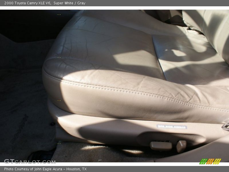 Super White / Gray 2000 Toyota Camry XLE V6