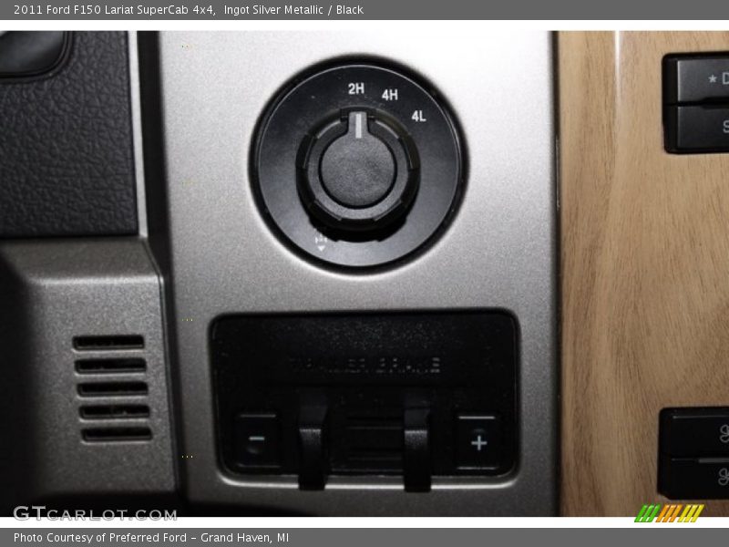 Ingot Silver Metallic / Black 2011 Ford F150 Lariat SuperCab 4x4