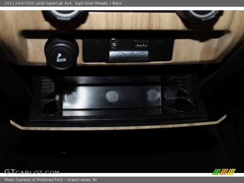 Ingot Silver Metallic / Black 2011 Ford F150 Lariat SuperCab 4x4