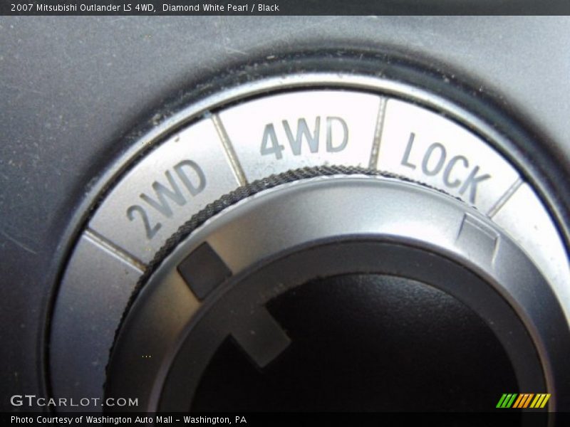Diamond White Pearl / Black 2007 Mitsubishi Outlander LS 4WD