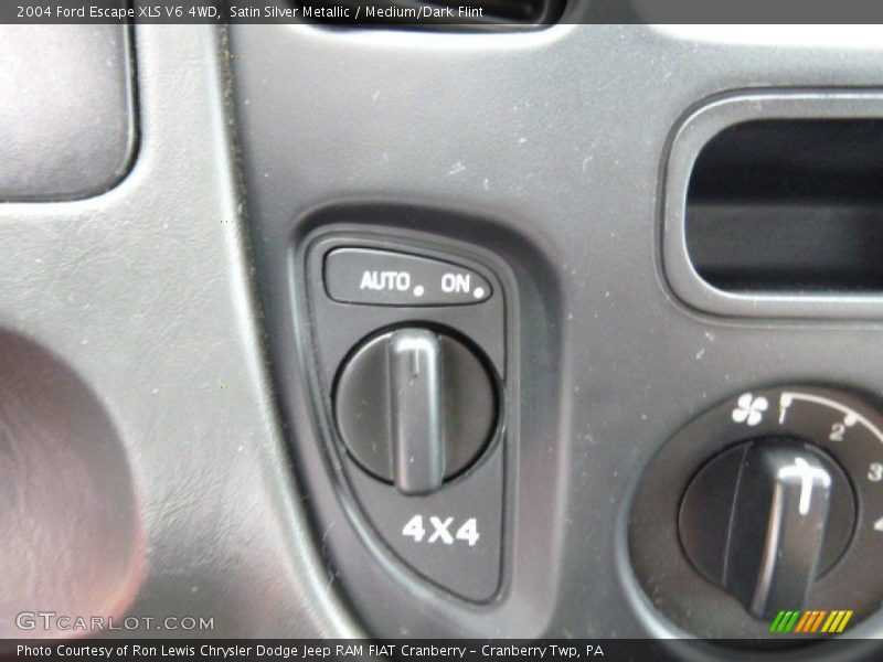 Satin Silver Metallic / Medium/Dark Flint 2004 Ford Escape XLS V6 4WD