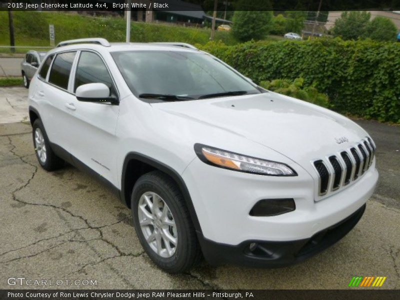 Front 3/4 View of 2015 Cherokee Latitude 4x4