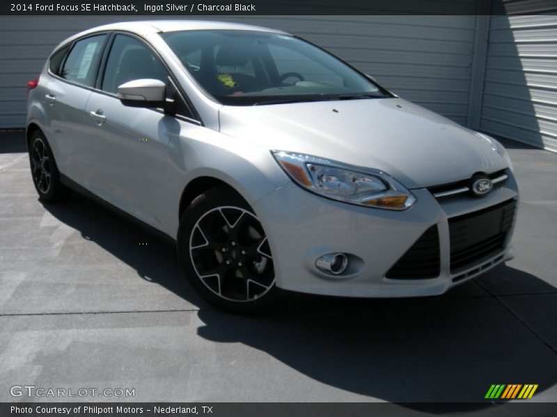Ingot Silver / Charcoal Black 2014 Ford Focus SE Hatchback