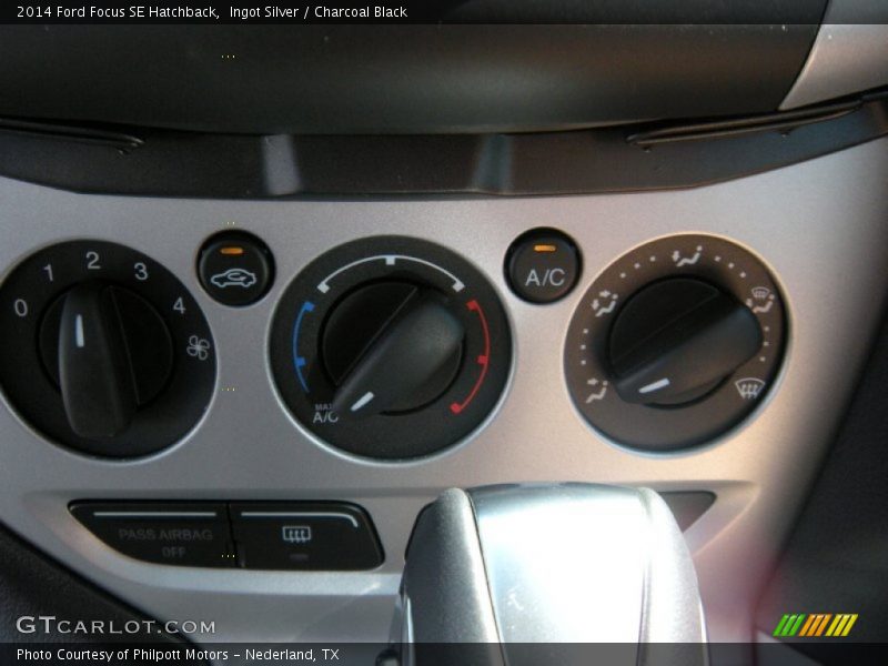 Ingot Silver / Charcoal Black 2014 Ford Focus SE Hatchback
