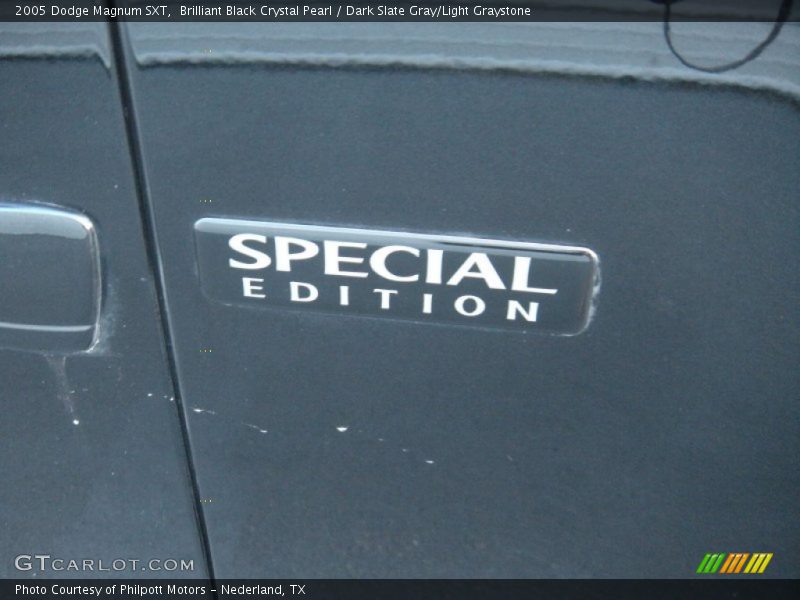Brilliant Black Crystal Pearl / Dark Slate Gray/Light Graystone 2005 Dodge Magnum SXT