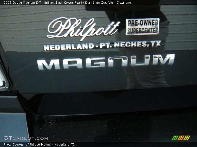 Brilliant Black Crystal Pearl / Dark Slate Gray/Light Graystone 2005 Dodge Magnum SXT