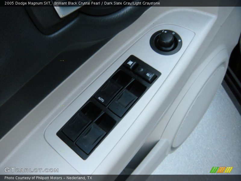 Brilliant Black Crystal Pearl / Dark Slate Gray/Light Graystone 2005 Dodge Magnum SXT