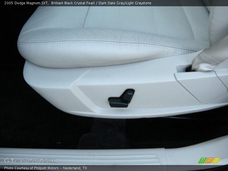 Brilliant Black Crystal Pearl / Dark Slate Gray/Light Graystone 2005 Dodge Magnum SXT