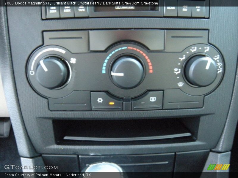 Brilliant Black Crystal Pearl / Dark Slate Gray/Light Graystone 2005 Dodge Magnum SXT