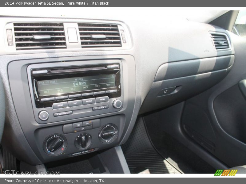 Pure White / Titan Black 2014 Volkswagen Jetta SE Sedan