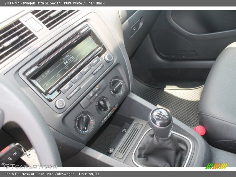 Pure White / Titan Black 2014 Volkswagen Jetta SE Sedan