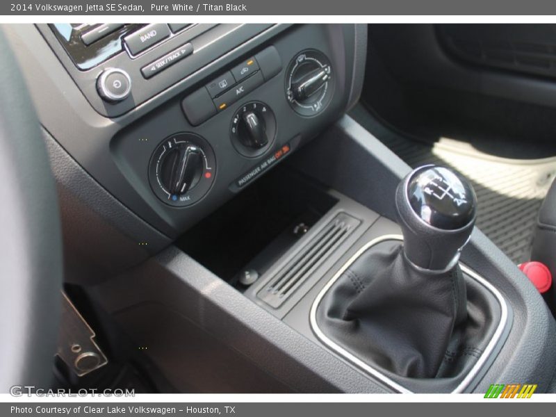 Pure White / Titan Black 2014 Volkswagen Jetta SE Sedan