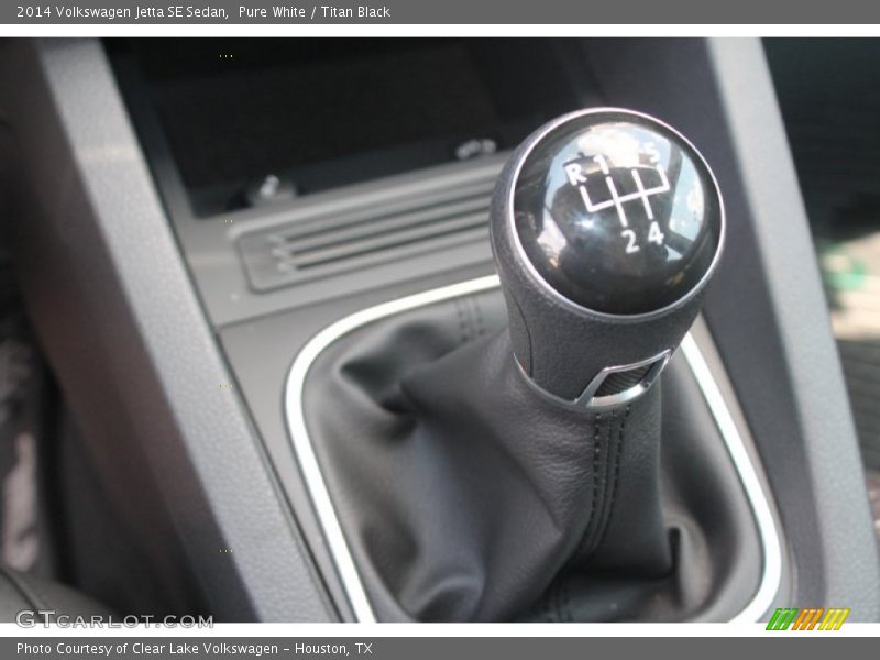 Pure White / Titan Black 2014 Volkswagen Jetta SE Sedan