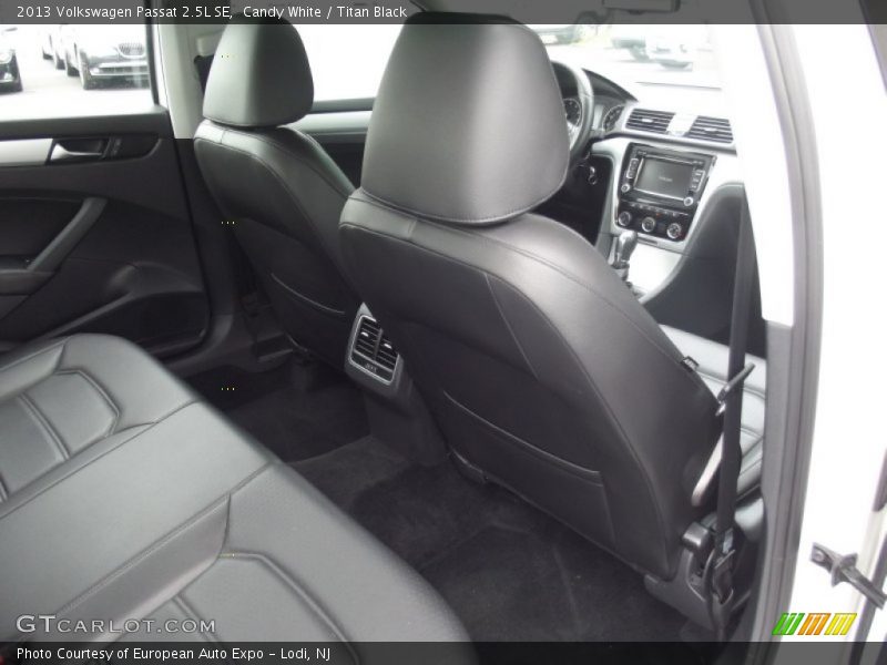 Candy White / Titan Black 2013 Volkswagen Passat 2.5L SE