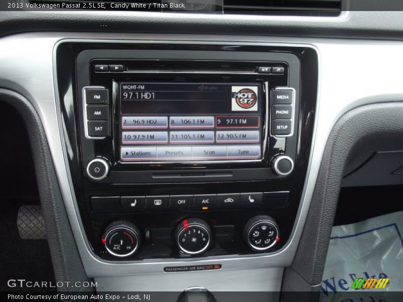 Candy White / Titan Black 2013 Volkswagen Passat 2.5L SE