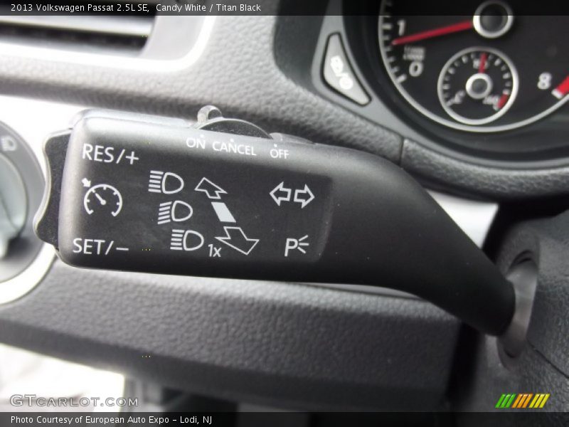 Candy White / Titan Black 2013 Volkswagen Passat 2.5L SE