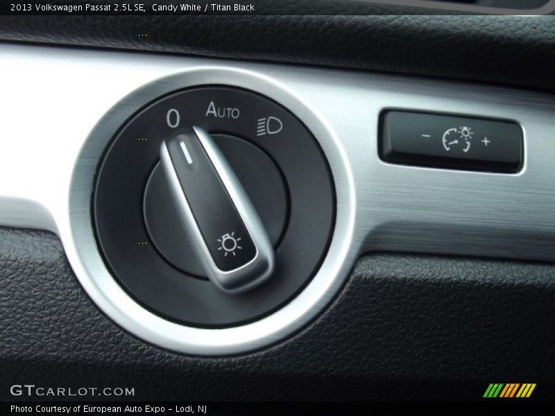 Candy White / Titan Black 2013 Volkswagen Passat 2.5L SE