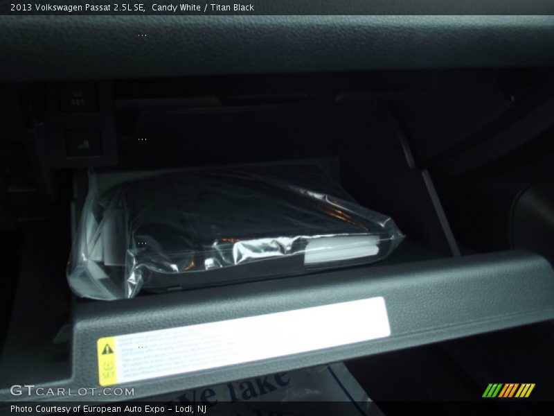 Candy White / Titan Black 2013 Volkswagen Passat 2.5L SE