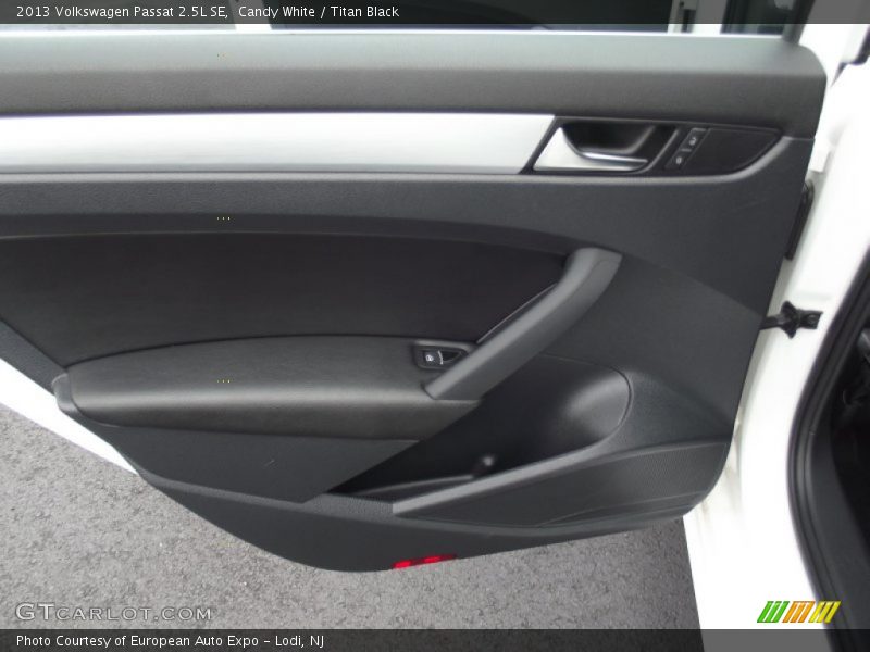 Candy White / Titan Black 2013 Volkswagen Passat 2.5L SE