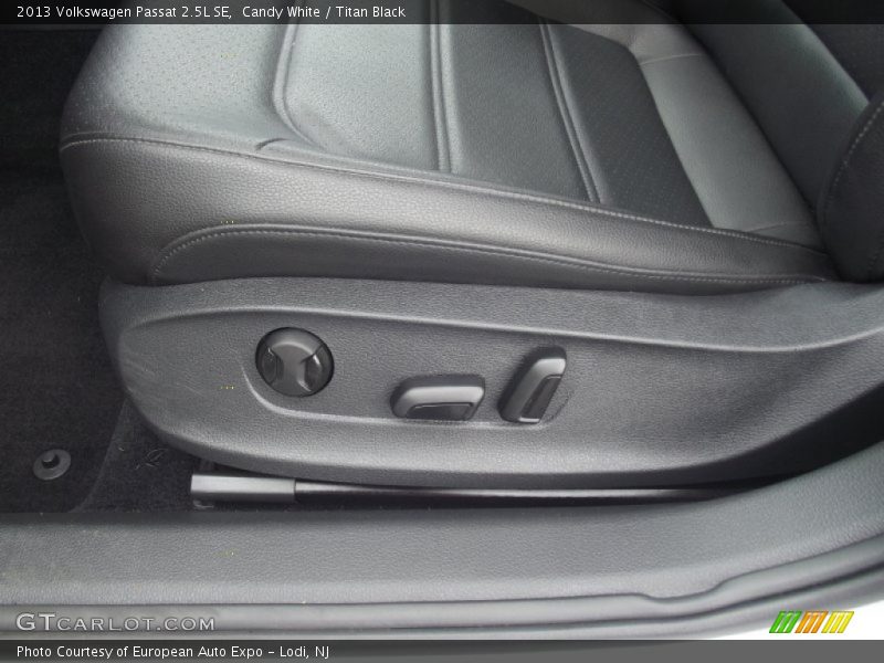 Candy White / Titan Black 2013 Volkswagen Passat 2.5L SE