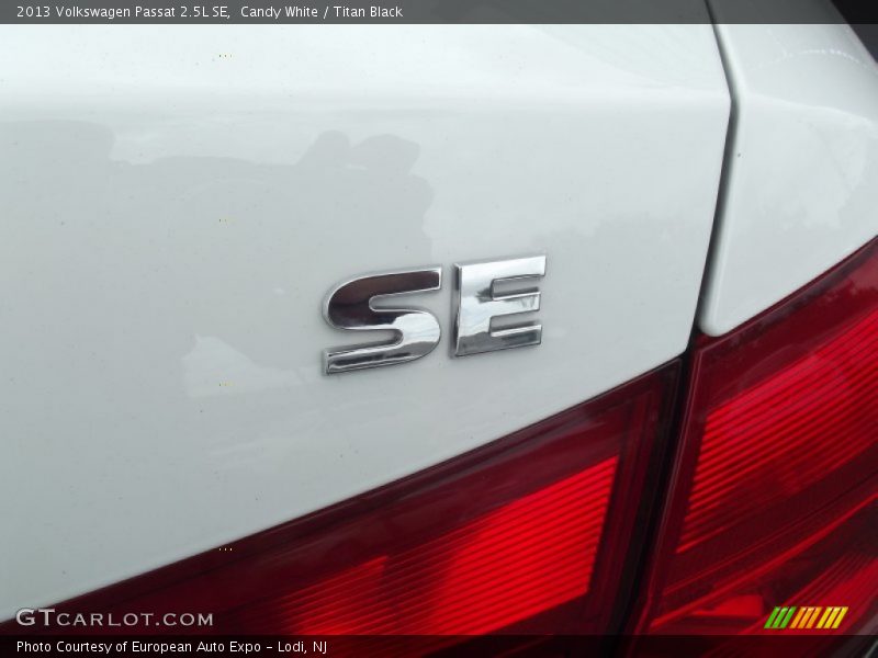 Candy White / Titan Black 2013 Volkswagen Passat 2.5L SE