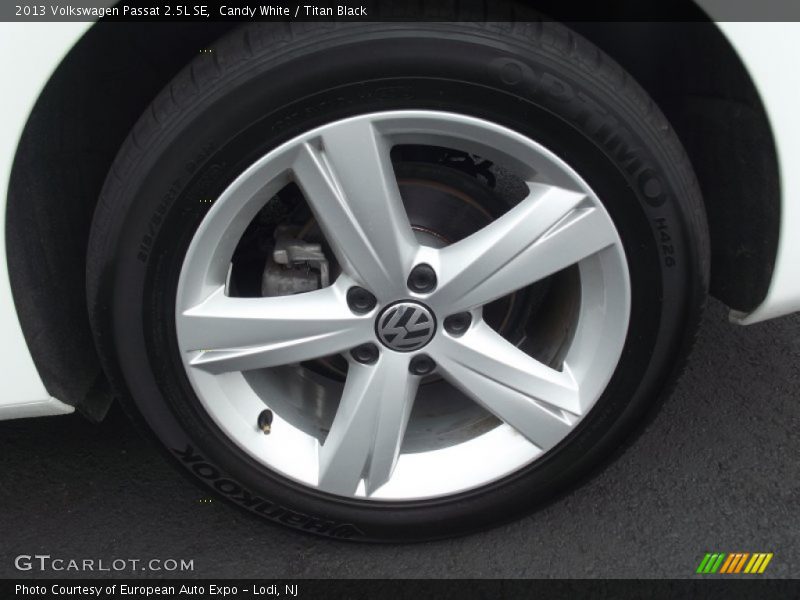 Candy White / Titan Black 2013 Volkswagen Passat 2.5L SE