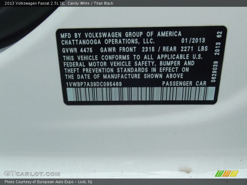 Candy White / Titan Black 2013 Volkswagen Passat 2.5L SE